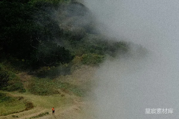 高清摄影 一个人在雾天上山散步