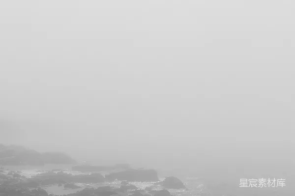高清摄影 雾蒙蒙的海岸线，岩石与海洋。