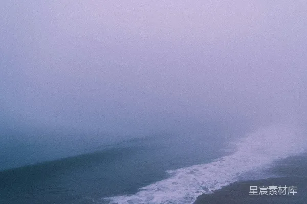 高清摄影 白天海浪拍击岸边的景象