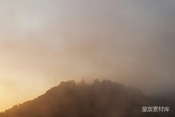 高清摄影 背景中有山的湖雾蒙蒙。