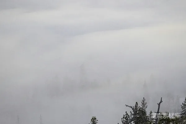 高清摄影 山脚下一片白雪皑皑的山脉景象