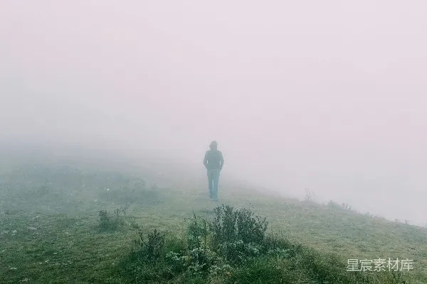 高清摄影 站在一片草覆盖的山顶上的人