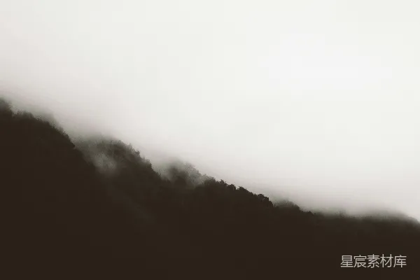 高清摄影 一幅黑白照片中的雾气缭绕的山峦
