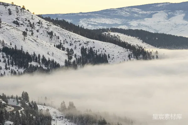 高清摄影 覆盖着白雪的一座山峰的景象