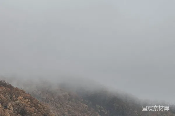 高清摄影 一道彩虹横跨山坡