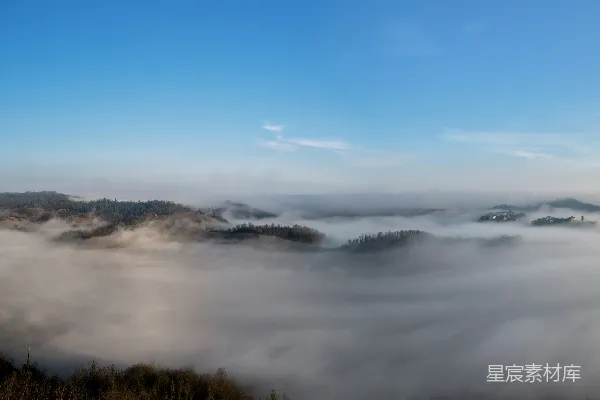 高清摄影 云雾缭绕的山脉下的湛蓝天空