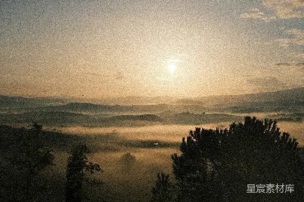 高清摄影 山间薄雾中的日出。