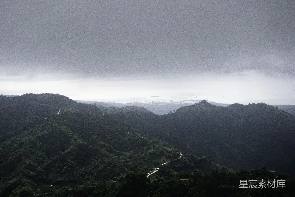 高清摄影 山峦间云雾缭绕的一景