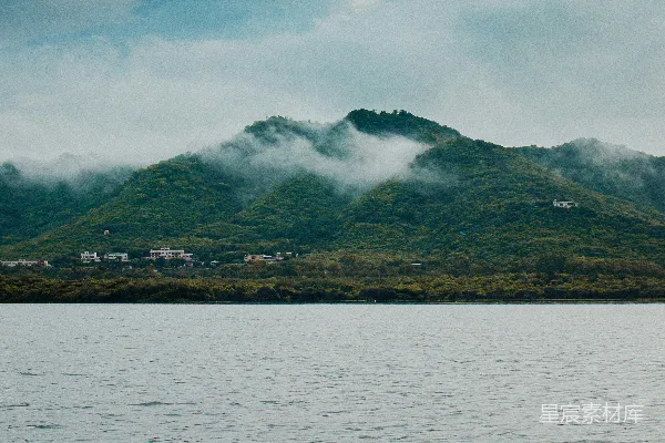 高清摄影 背景中有座山的大片水域