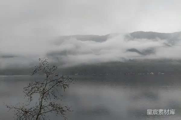 高清摄影 山峦云雾环绕的一片水域