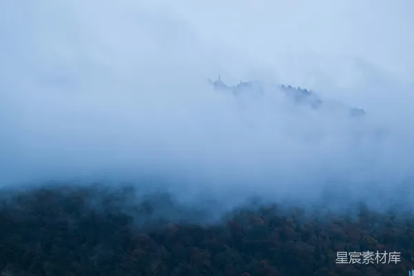 高清摄影 有白烟的山