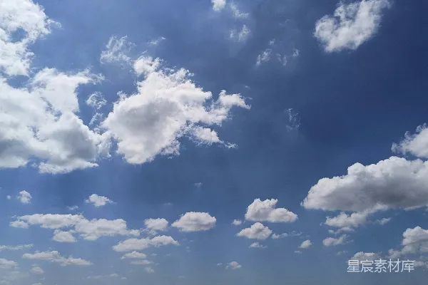 高清摄影 一群人在海滩上站着，头顶着蔚蓝的天空。