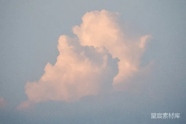 高清摄影 空中飞行的飞机，背景是云朵。