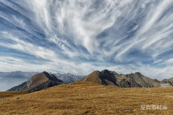 高清摄影 棕色的山峰远处是海洋。
