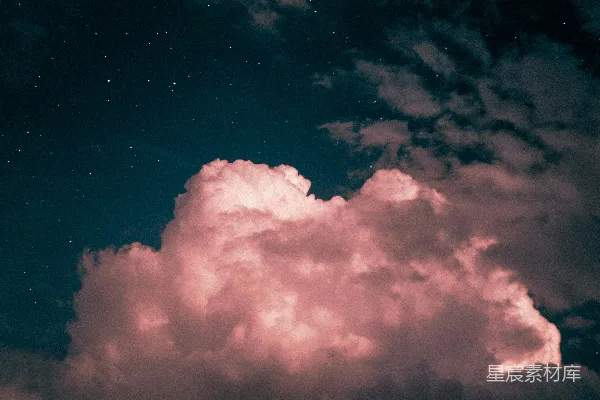 高清摄影 天上有大片云彩，星星闪烁