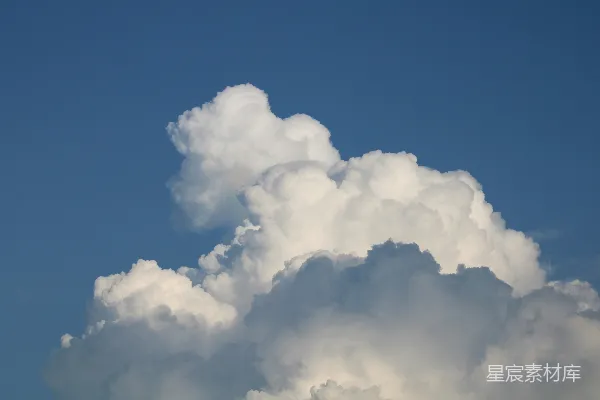 高清摄影 一架飞机穿梭在云层密布的天空中
