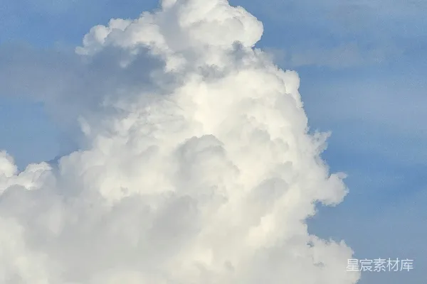 高清摄影 天空中一架飞机，背景是白云。