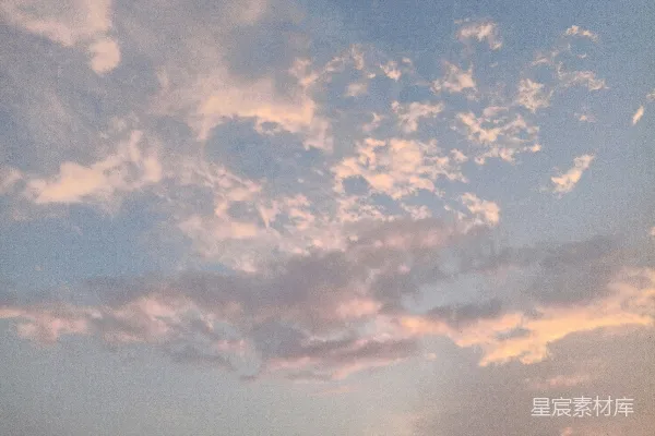高清摄影 一群人在海滩上站立在乌云密布的天空下