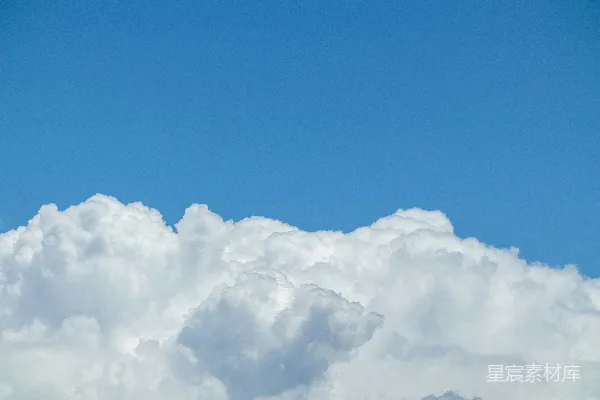 高清摄影 高空有一架飞机在飞行。