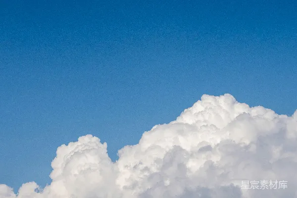 高清摄影 空中有一架飞机，周围有许多云朵。