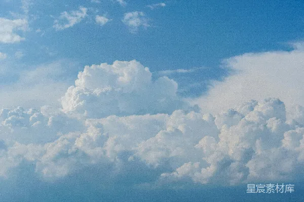 高清摄影 fluffy白的云在蓝天中漂浮。