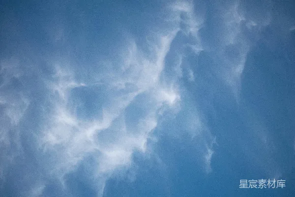 高清摄影 湛蓝的天空中点缀着云朵