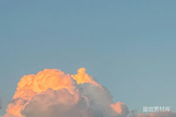 高清摄影 空中飞行的飞机，云彩在前景中。