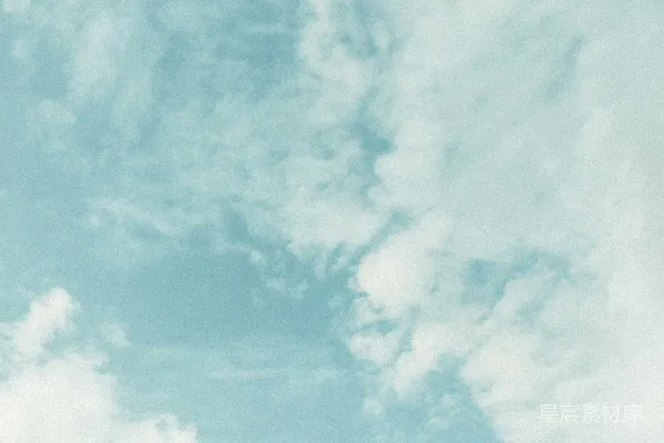 高清摄影 轻盈的云朵在浅蓝色的天空中漂浮。
