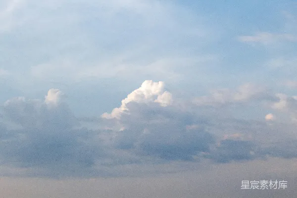 高清摄影 一架飞机在云层中穿过蔚蓝的天空