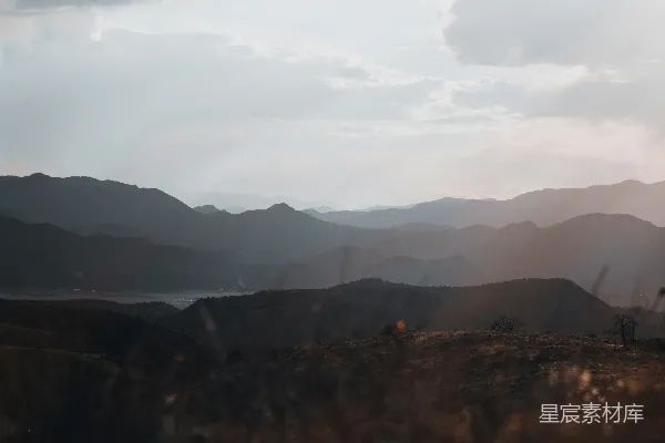 高清摄影 云中山影的白天景象