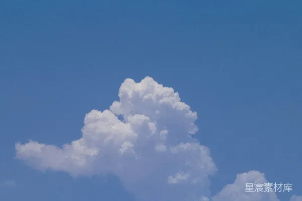 高清摄影 空中飞行的飞机背景中有云朵。