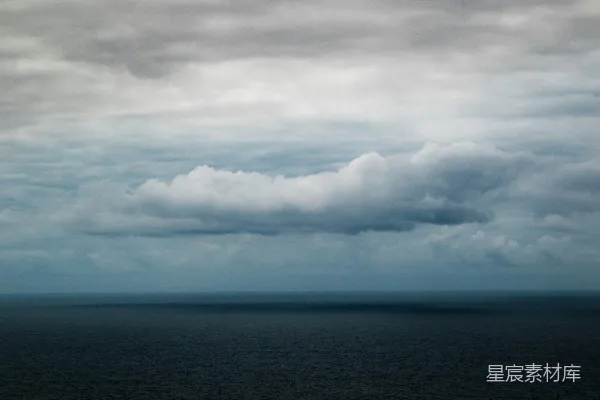 高清摄影 白天的水面与云朵
