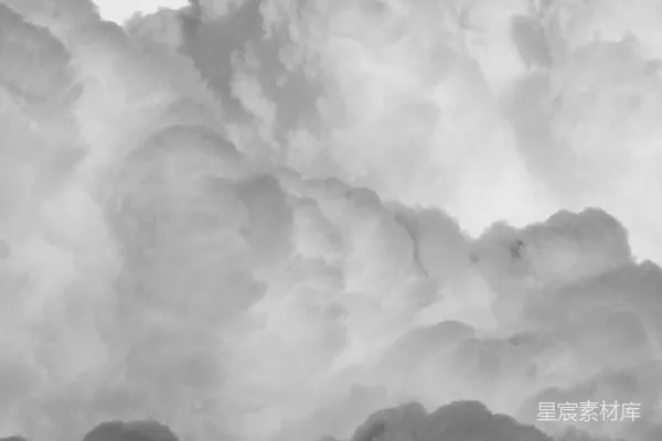 高清摄影 一张黑白照片中的云朵在天空中