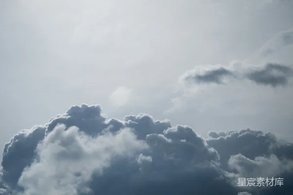 高清摄影 空中飞行的飞机旁边有很多云朵