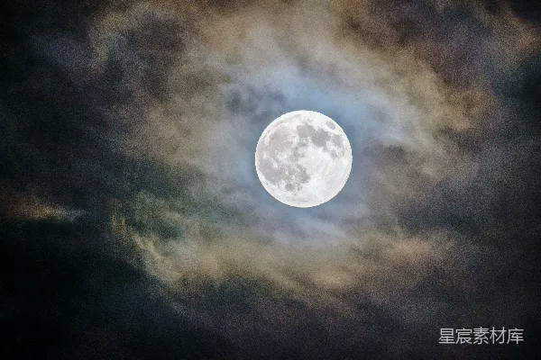 高清摄影 满月时夜间灰云密布