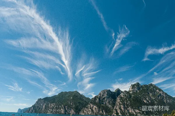 高清摄影 绿树丛生的岩石山岛在蓝天之下