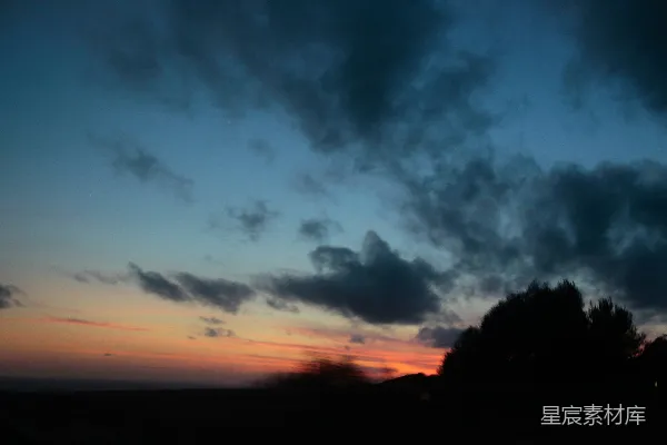 高清摄影 夕阳西下， foreground中云彩与树木交织。