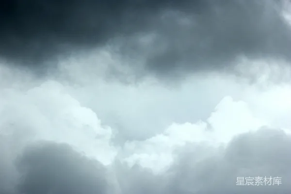 高清摄影 一幅黑白照片中的飞机在天空中。
