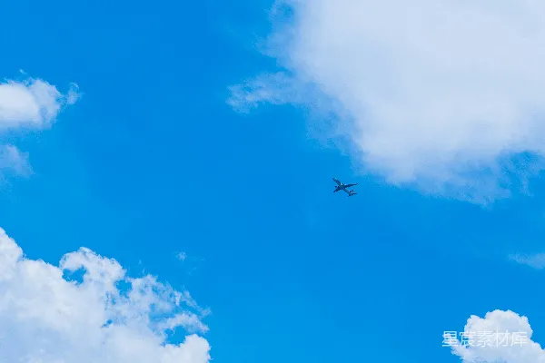 高清摄影 空中飞机在蓝天白云下白天景象