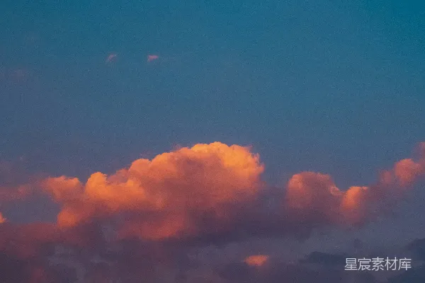 高清摄影 橙色和蓝色的阴天天空