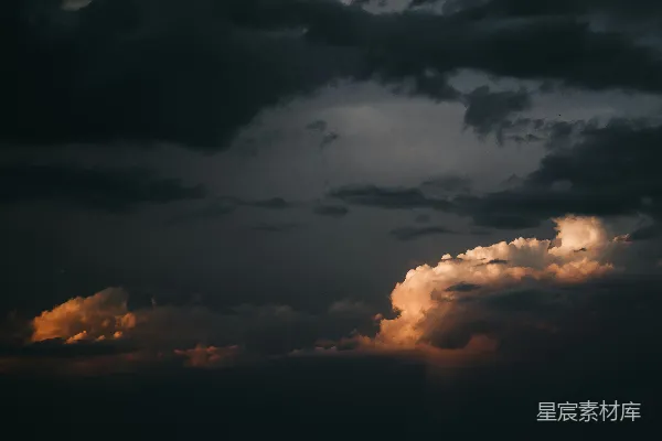 高清摄影 一架飞机在夕阳下的云层中飞行。
