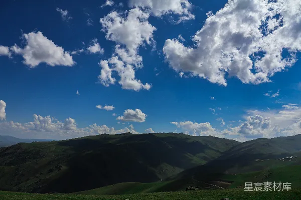 高清摄影 山峦之间云雾缭绕的一景