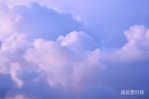 高清摄影 一架飞机穿过一片云层中的蓝天