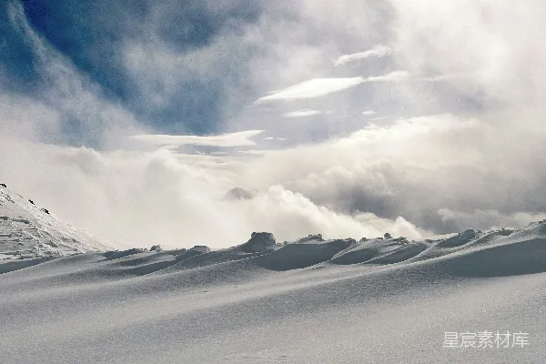 高清摄影 一个骑着滑雪板滑下雪覆盖的斜坡的人