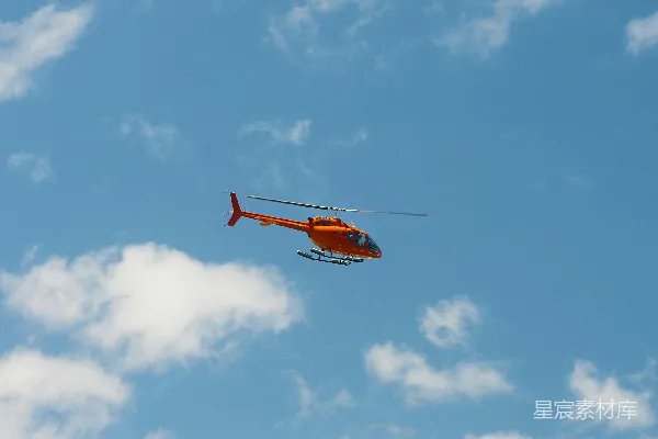 高清摄影 红白两色的直升机在空中飞行