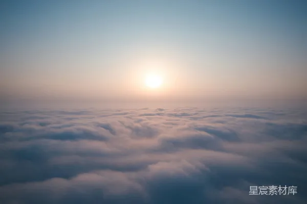 高清摄影 天空中太阳在云层之上闪耀。