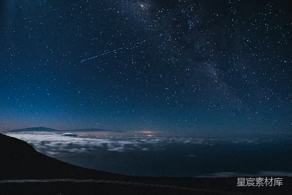 高清摄影 夜晚蓝黑色的天空中有星星和流星掉落。