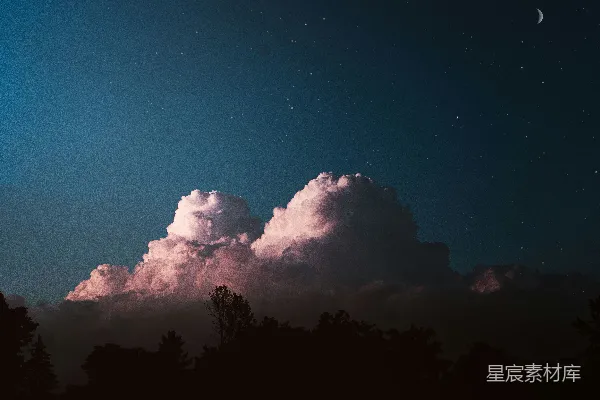 高清摄影 满月夜空中有云朵