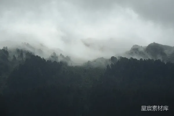高清摄影 山影被雾霭所覆盖