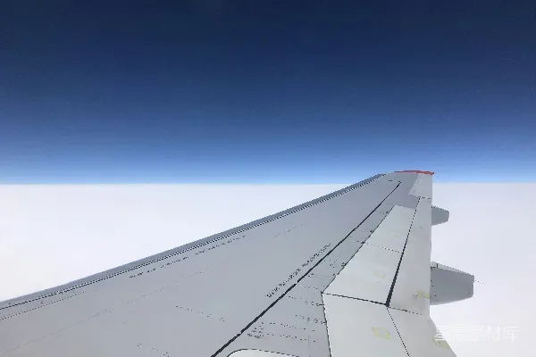 高清摄影 飞机翅膀在天空中飞行的那部分